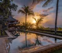 Villa Cemara, Piscine au coucher du soleil